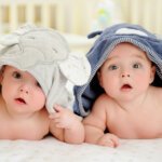 bebes hermanos gemelos