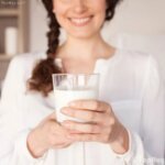 mujer con un vaso de leche