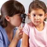 doctora examinando el oido de una niña
