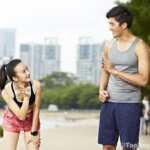 pareja en china saludandose