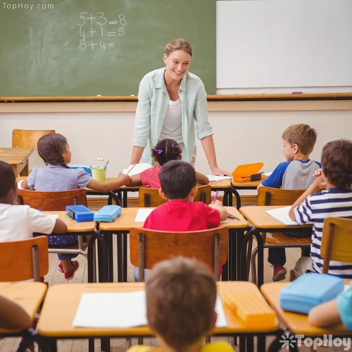 Arriba 18+ Foto imagen de una maestra dando clases Cena hermosa