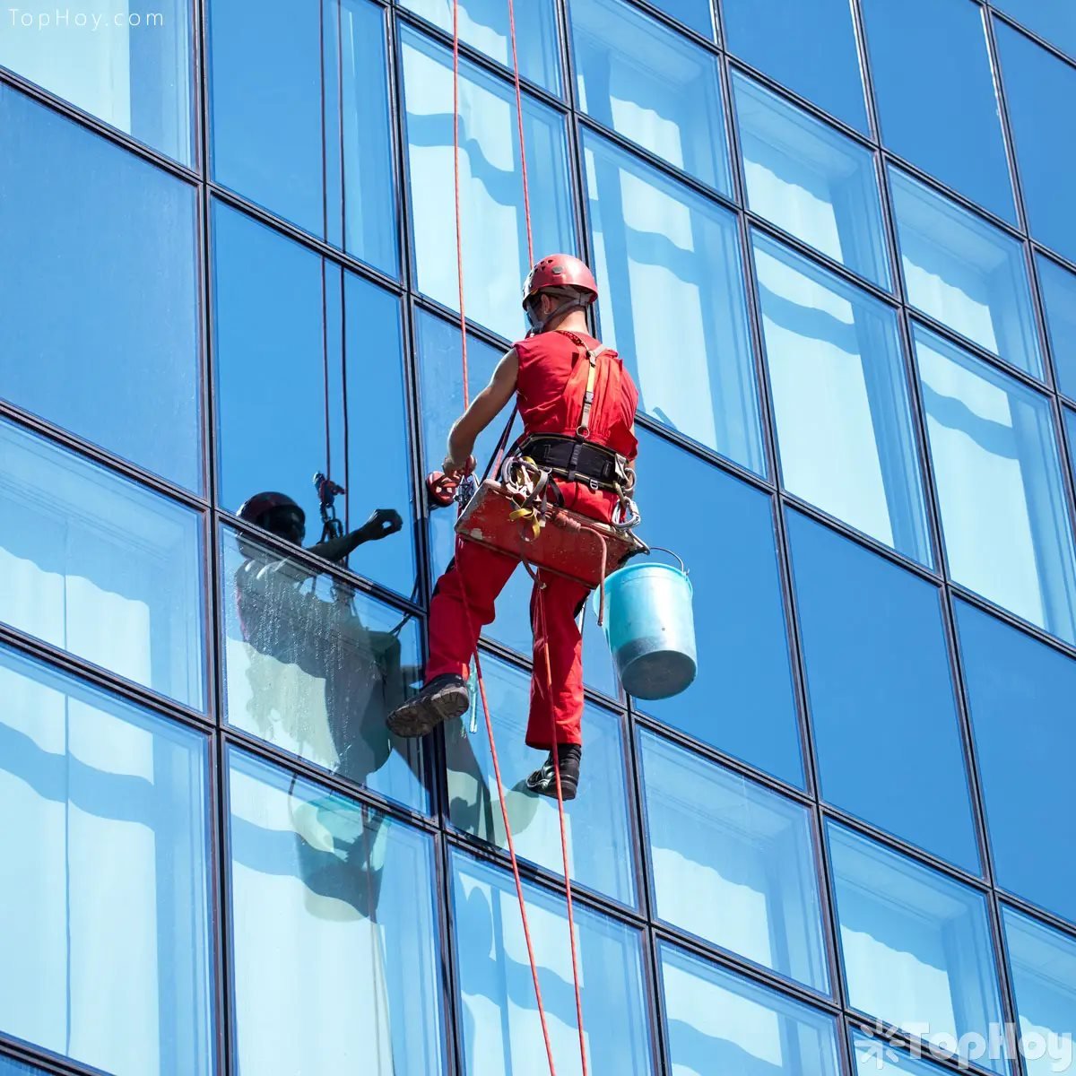 trabajandor-limpiando-ventanas-en-las-alturas-tophoy