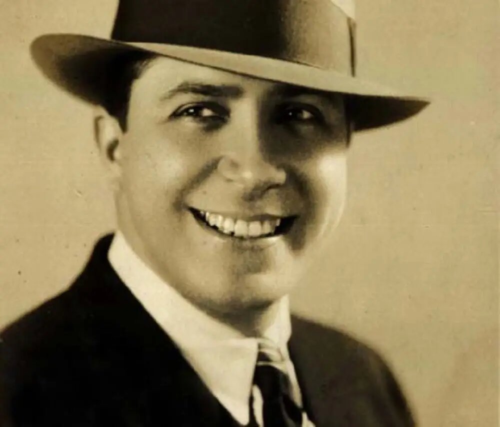 En 1935, el intérprete del tango, Carlos Gardel, perdió la vida en Colombia. Hizo una parada en Medellín donde tuvo un encuentro con su fanaticada. Tras abordar el avión y aun estando en la pista, la aeronave chocó contra otra que también estaba en la pista, causando una fuerte explosión y la muerte de 17 personas.