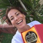 Edith Massola con el premio de la pequeña pantalla