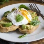 tostada-aguacate-huevo
