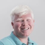 persona albina riendo