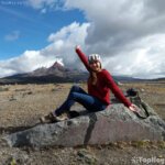 mujer frente al volcan cotopaxi