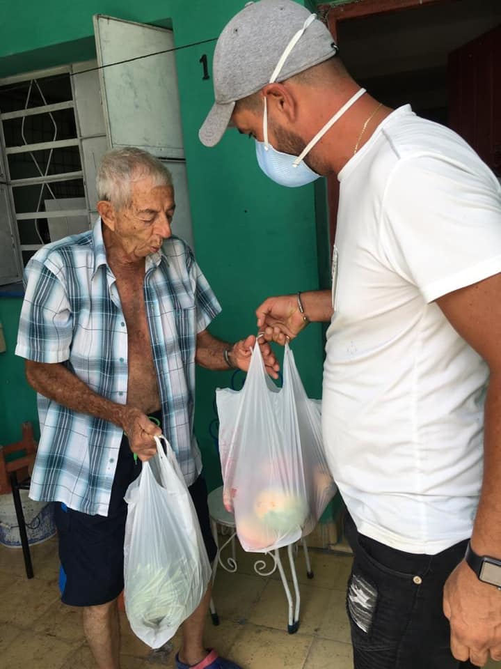 Restaurante privado continúa entregando alimentos gratis a ancianos en La Habana 4