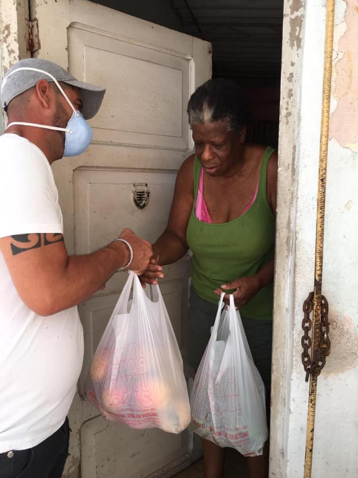 Restaurante privado continúa entregando alimentos gratis a ancianos en La Habana 9