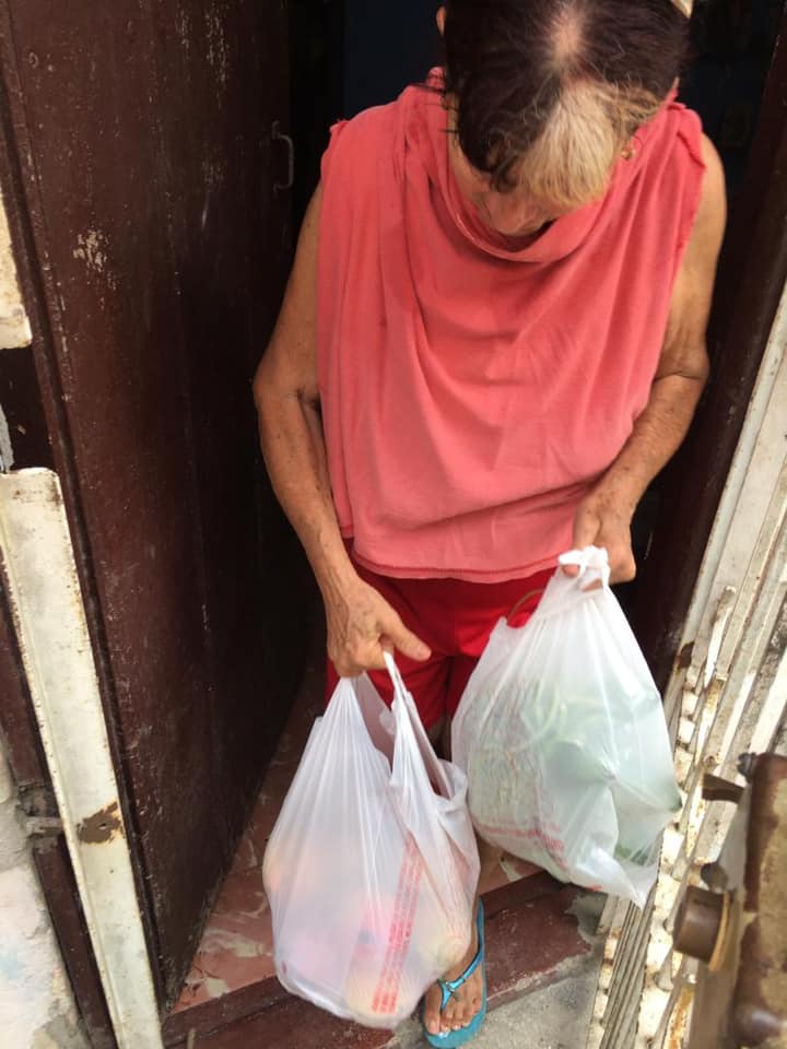 Restaurante privado continúa entregando alimentos gratis a ancianos en La Habana 10