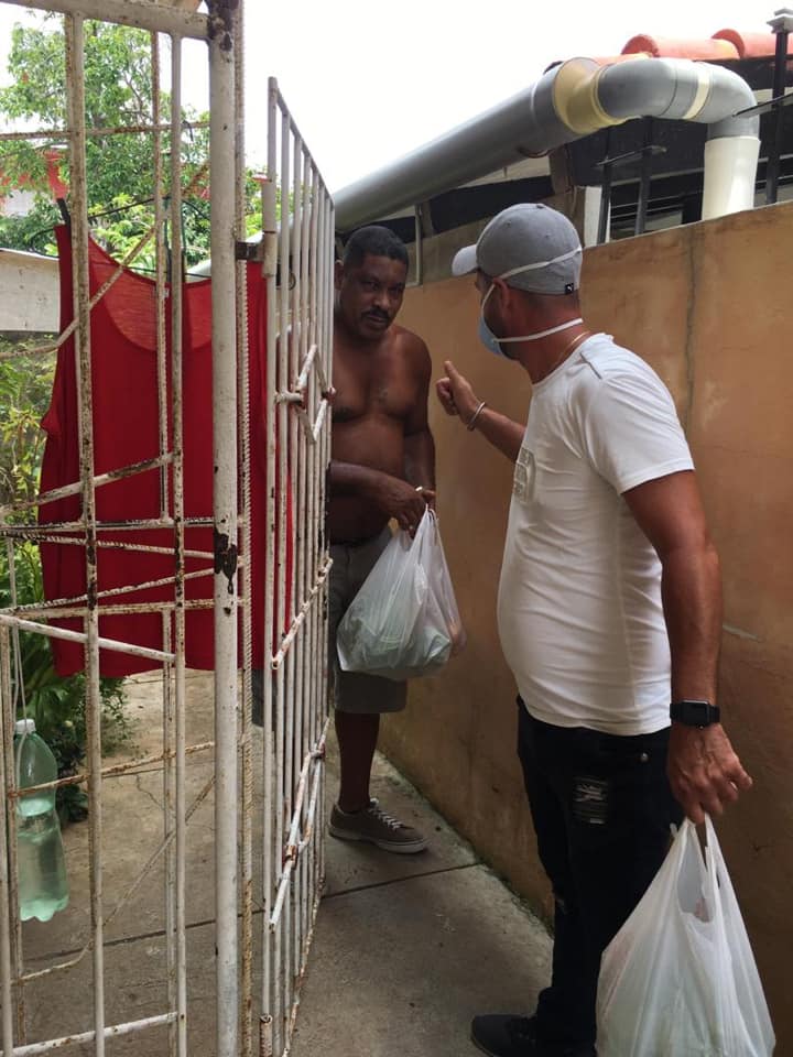 Restaurante privado continúa entregando alimentos gratis a ancianos en La Habana 14