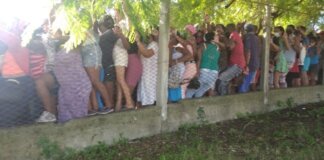 Habaneros hacen largas colas para comprar cigarros