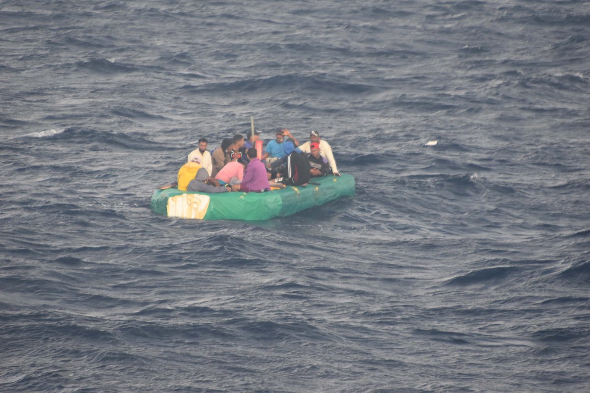 Guardia Costera de Estados Unidos repatria a 16 balseros cubanos 9