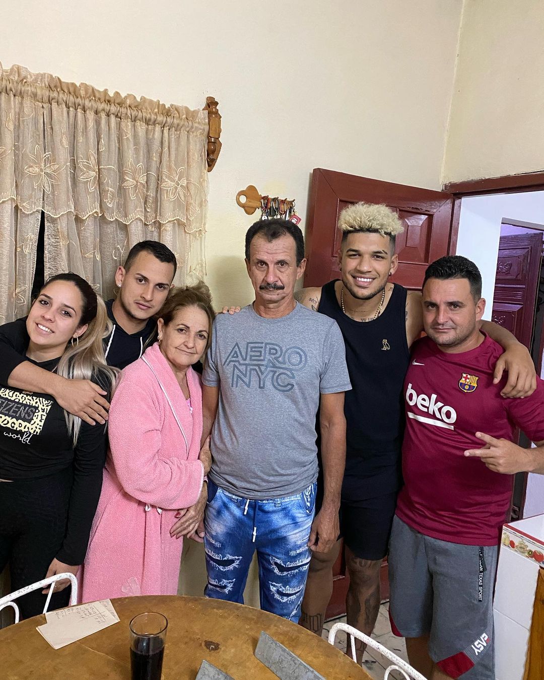 Pelotero cubano Víctor Mesa Jr. visita a su familia en Cuba 4