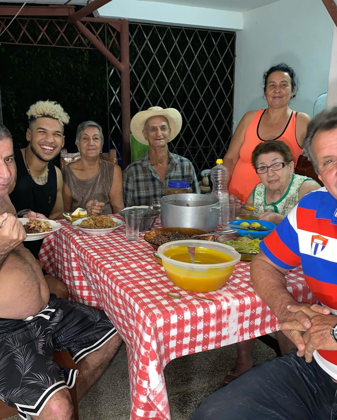 Pelotero cubano Víctor Mesa Jr. visita a su familia en Cuba 9